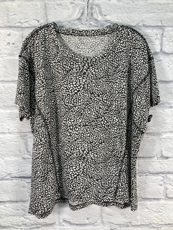 women's tops for those who want to make a bold fashion statement with their choice of topsTop Short Sleeve By Lou And Grey In Black & White, Size: M